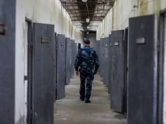 Сотрудник охраны в коридоре СИЗО. Фото: Александр Подгорчук / Коммерсант